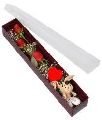 kutu içerisinde 3 adet gül ve oyuncak  İzmit çiçek gönderme sitemiz güvenlidir 