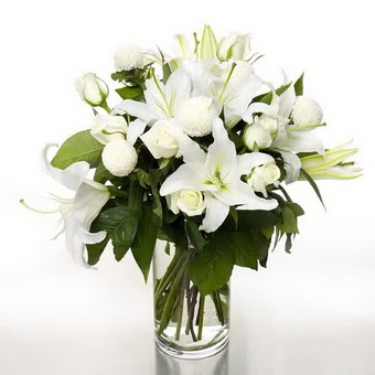  İzmit online çiçek gönderme sipariş  1 dal cazablanca 7 adet beyaz gül vazosu