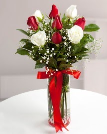 5 kırmızı 4 beyaz gül vazoda  İzmit çiçek gönderme sitemiz güvenlidir 